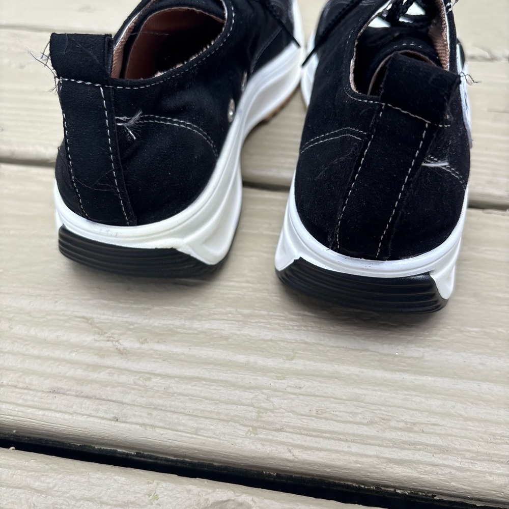 NWOT FASHION CLASSIC Big Girls Black and White Sneakers, Size: 4.5 big girls - Picture 5 of 8